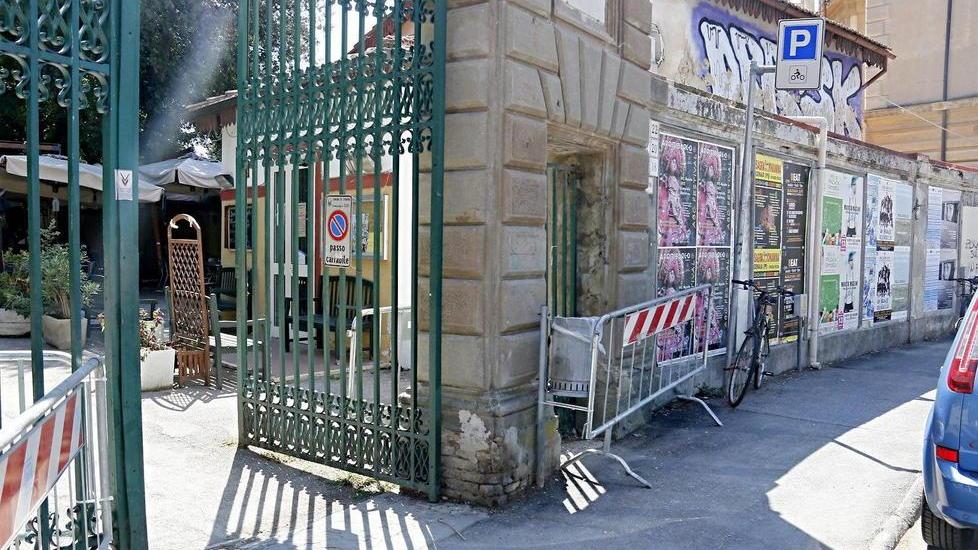 Sos sicurezza: aperto a metà l’ingresso a Villa Fabbricotti