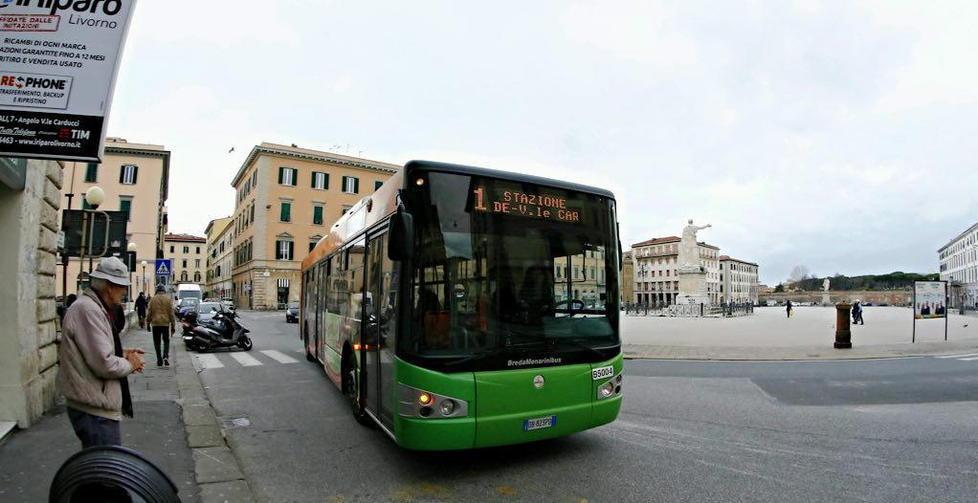 Spacca con un calcio la porta dell’autobus 
