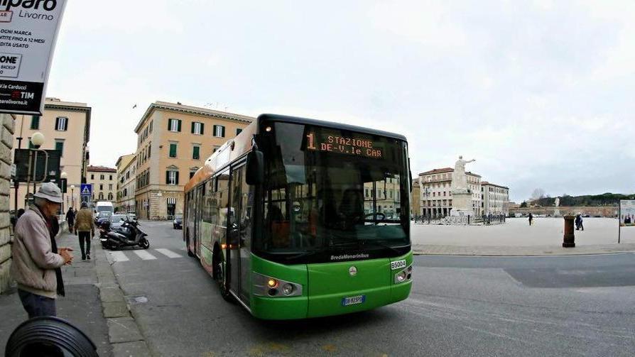 Spacca con un calcio la porta dell’autobus