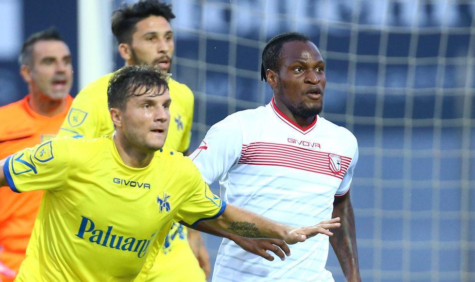 Carpi verso la prima Jerry Mbakogu cerca una spalla 