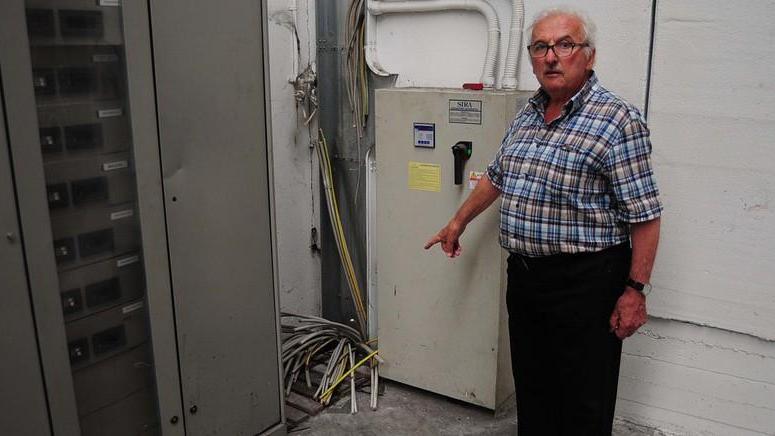 Un capannone “spolpato” dai ladri