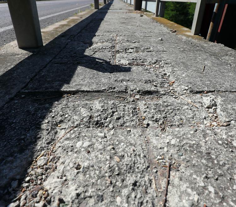 Attraversare il ponte è impresa da supereroi 
