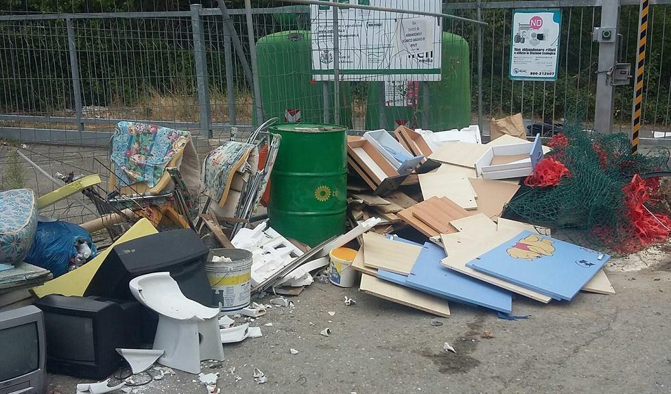 Caos alle isole ecologiche Rifiuti gettati senza regole 