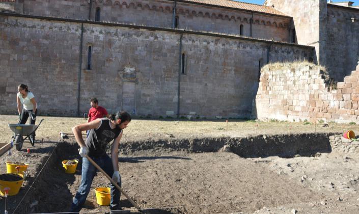 Scavo in sicurezza, poi via alle visite