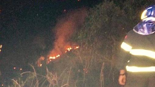 Planargia in fiamme, fuoco tra vigne e case Evacuata una villetta 