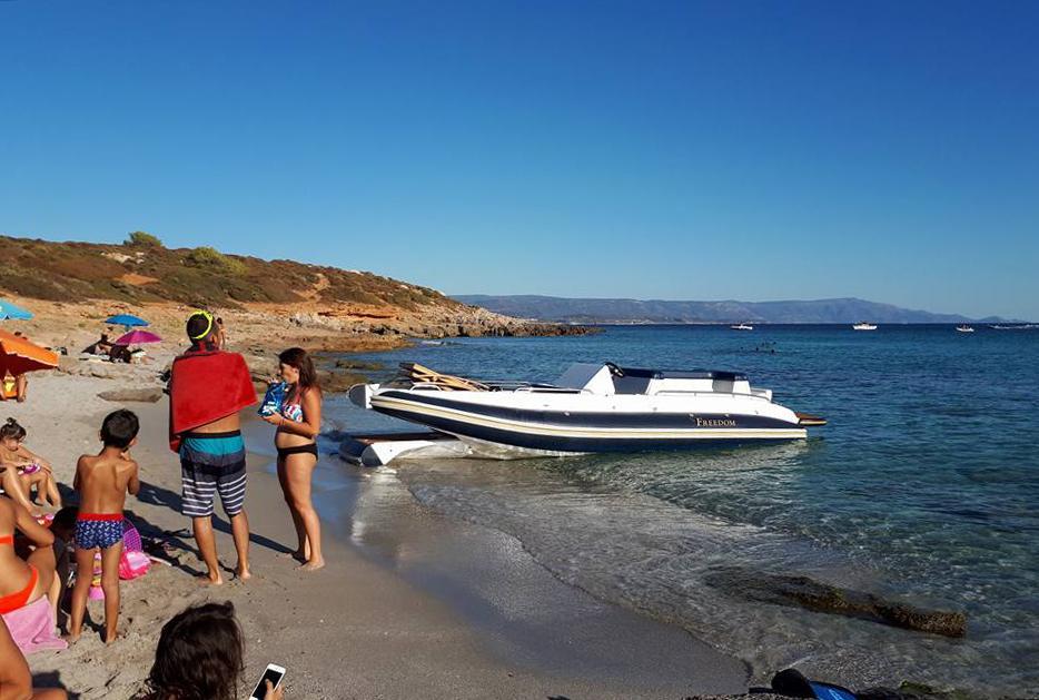 Il gommone usato per portare lettini e gazebo alle Bombarde