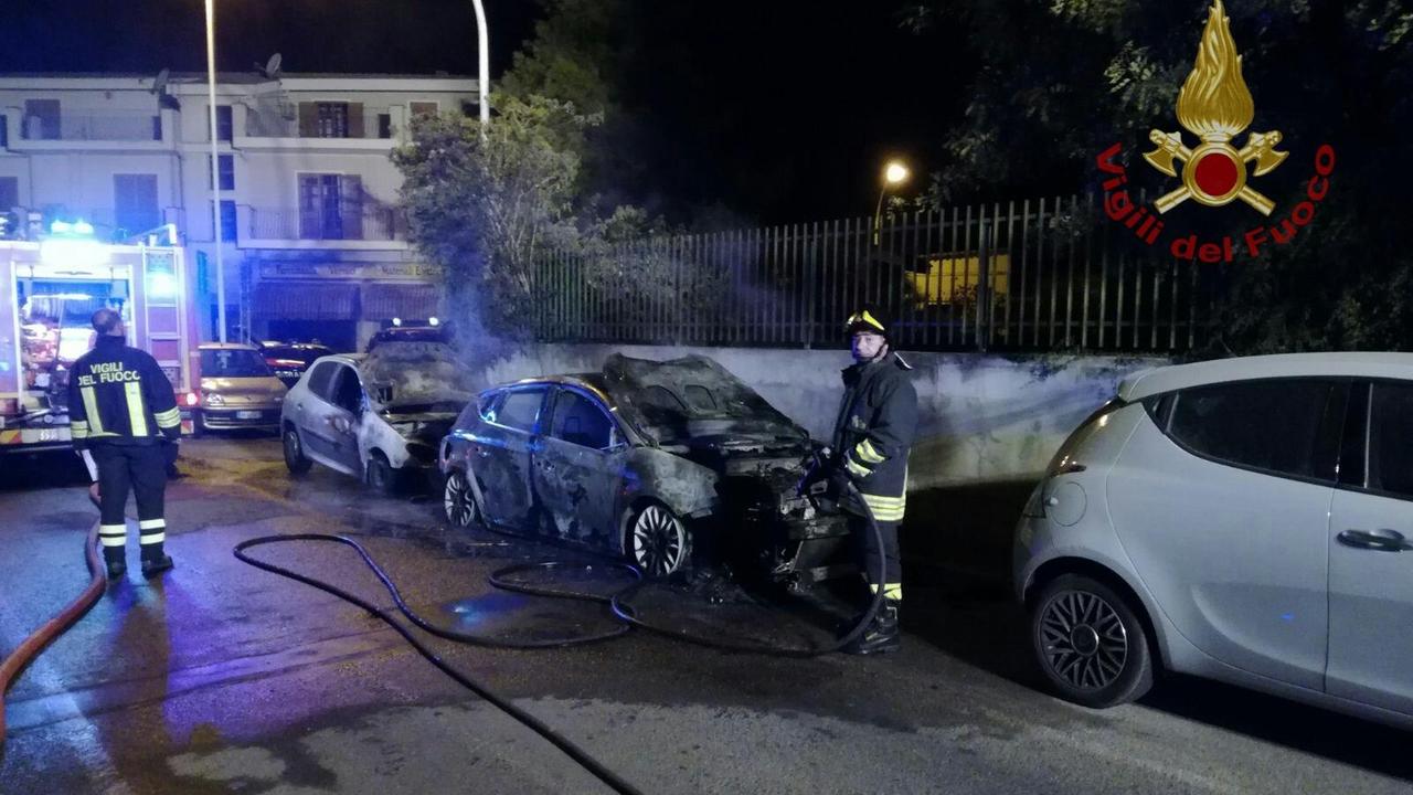 Attentato incendiario a Sestu, tre auto distrutte dalle fiamme