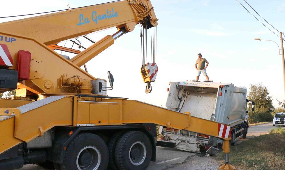 Cede la strada, bloccato camion della raccolta rifiuti