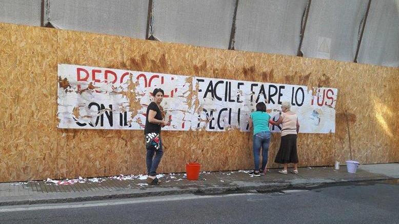 Lo striscione affisso in via Puccini (foto Gori)