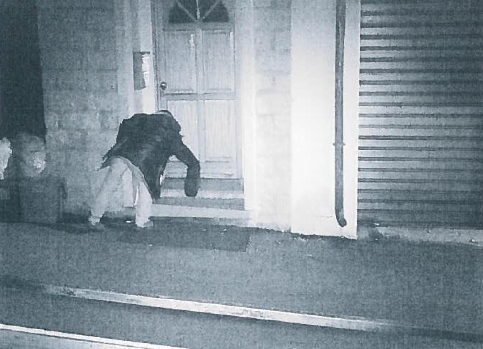 L'arrestato mentre versa olio esausto sull'ingresso del B&B