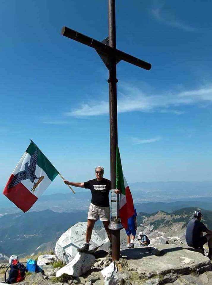 Il professor Manfredo Bianchi con la bandiera di Salò in vetta al monte Sagro sulle Apuane