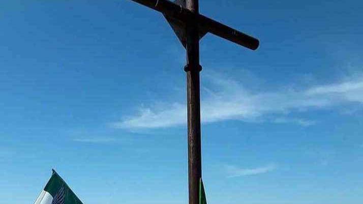 Il professor Manfredo Bianchi con la bandiera di Salò in vetta al monte Sagro sulle Apuane