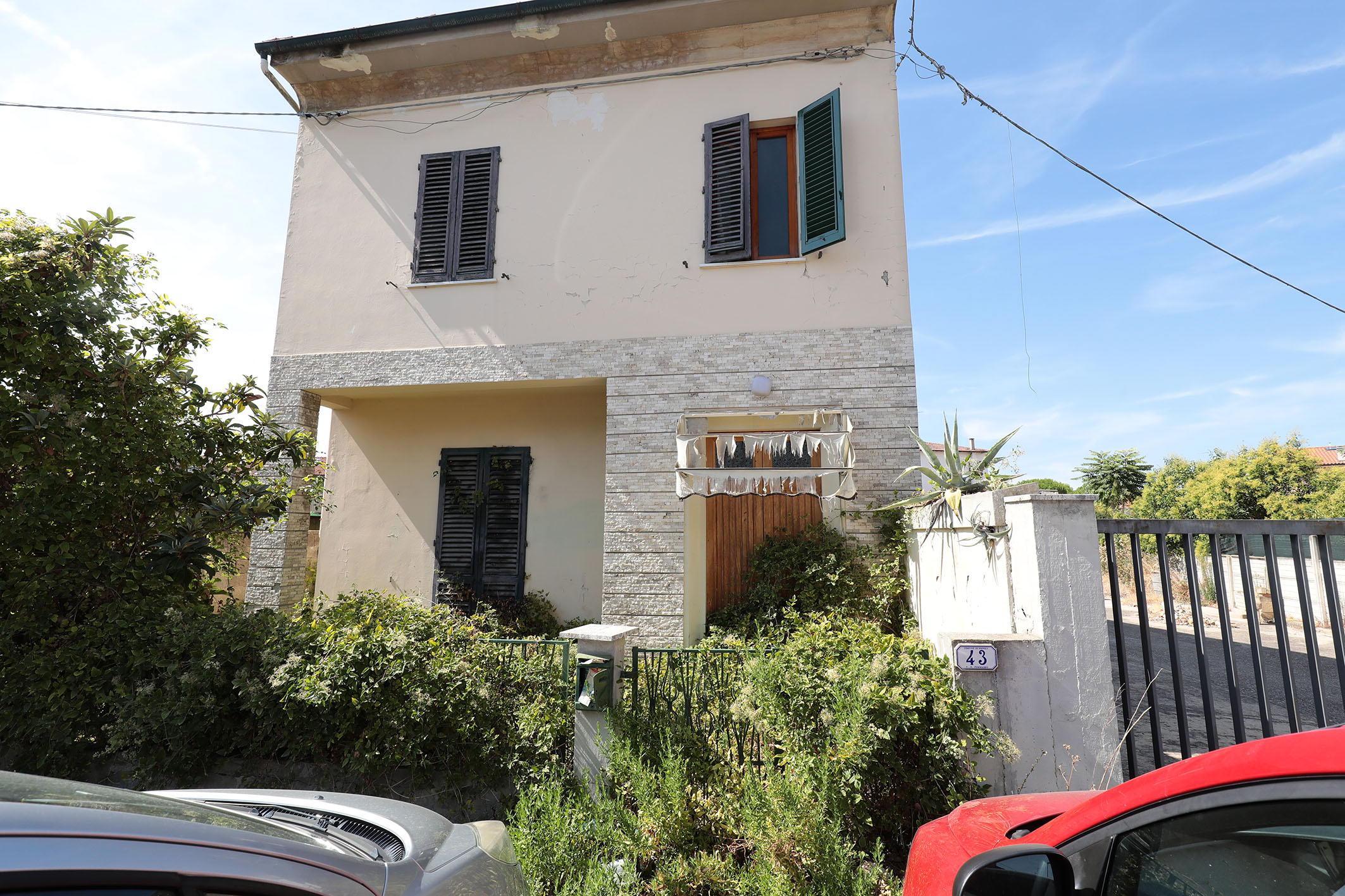 La casa occupata abusivamente dal tunisino (foto Agenzia Carlo Sestini)