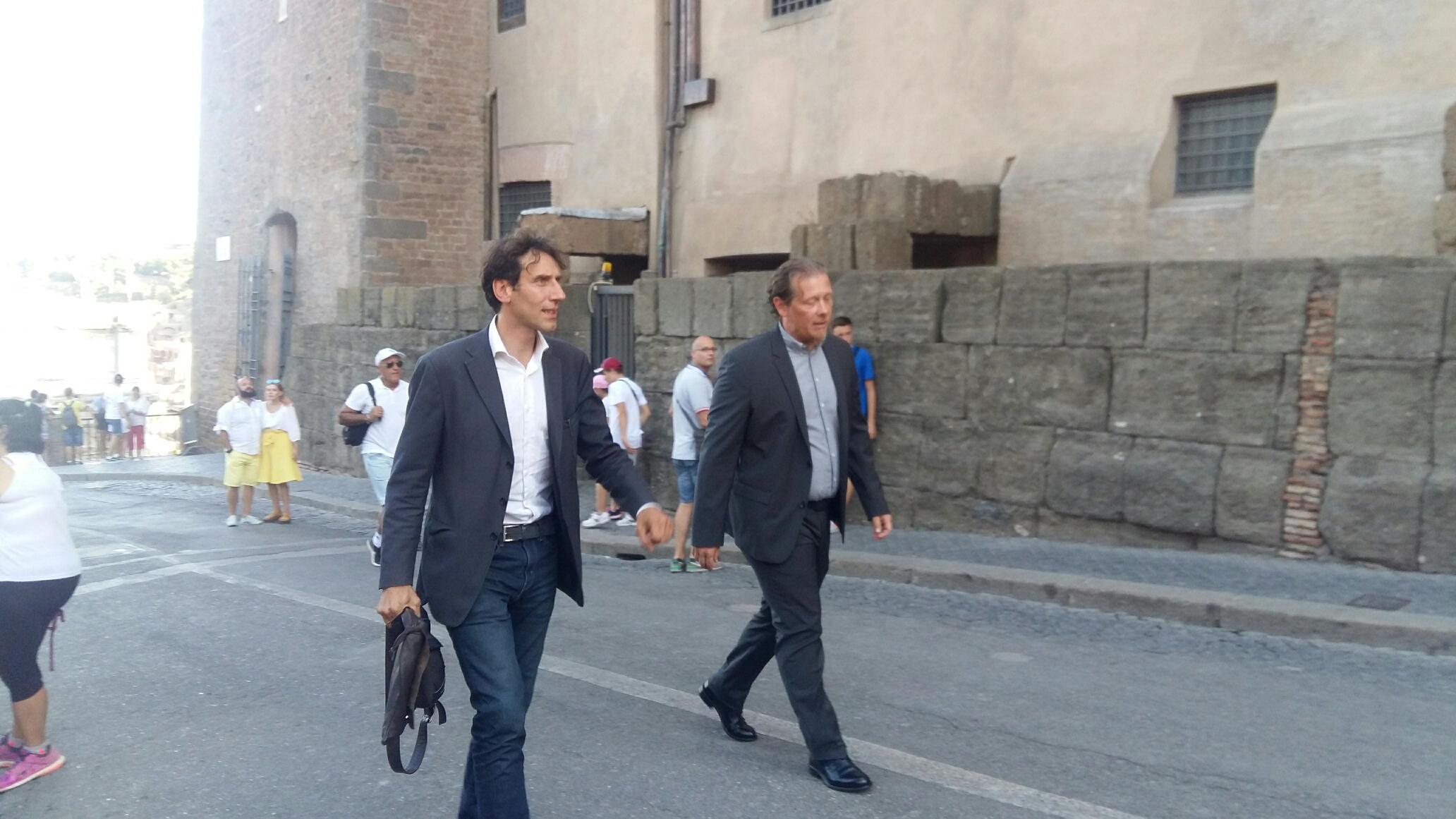 L'arrivo di Gianni Lemmetti (con un abito grigio)  al Campidoglio per incontrare la sindaca Virginia Raggi