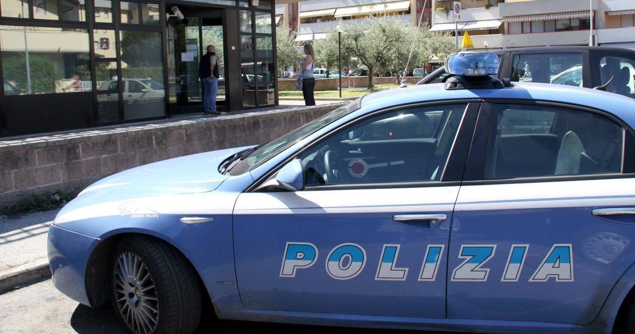 Una volante della polizia di Prato in via Filzi (foto d'archivio)