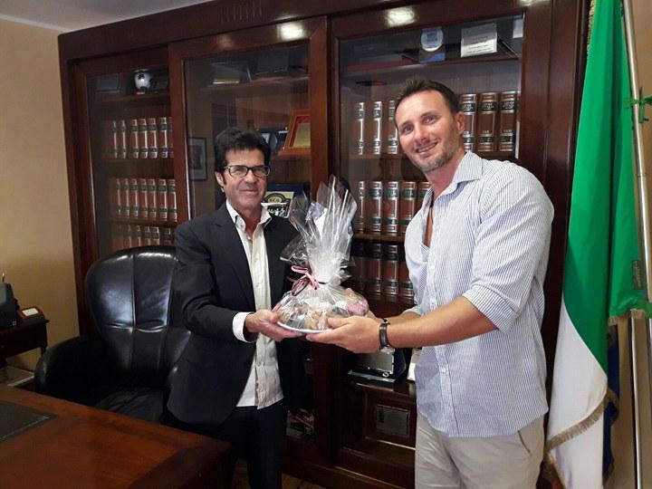 Il sindaco Eugenio Murgioni con il nuovo cittadino onorario Gabriele Benedetti