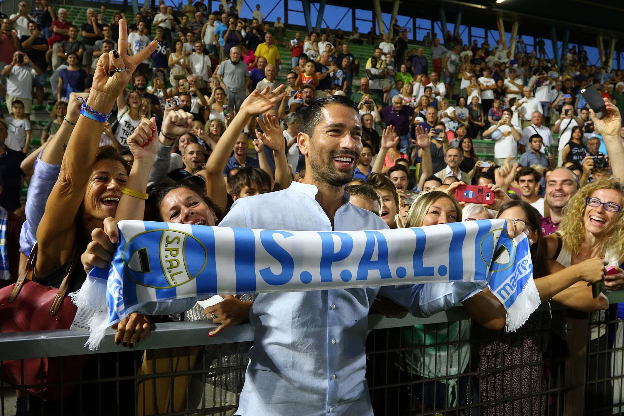 Marco Borriello al Mazza con la sciarpa della Spal