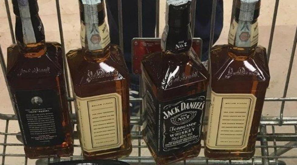 Rubano superalcolici e cosmetici: arrestati «Non avevamo soldi»
