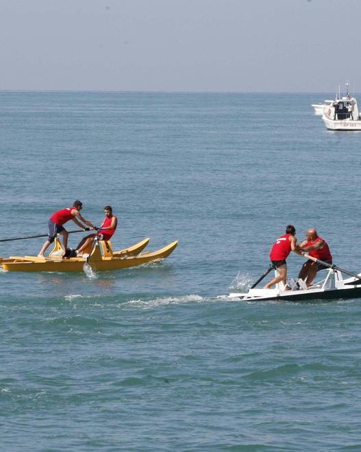 Bagnini si misurano nelle prove di salvataggio