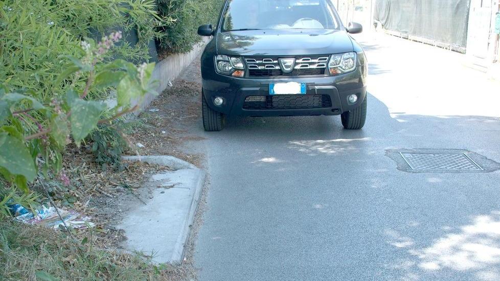 La pedana pericolosa sporge in strada