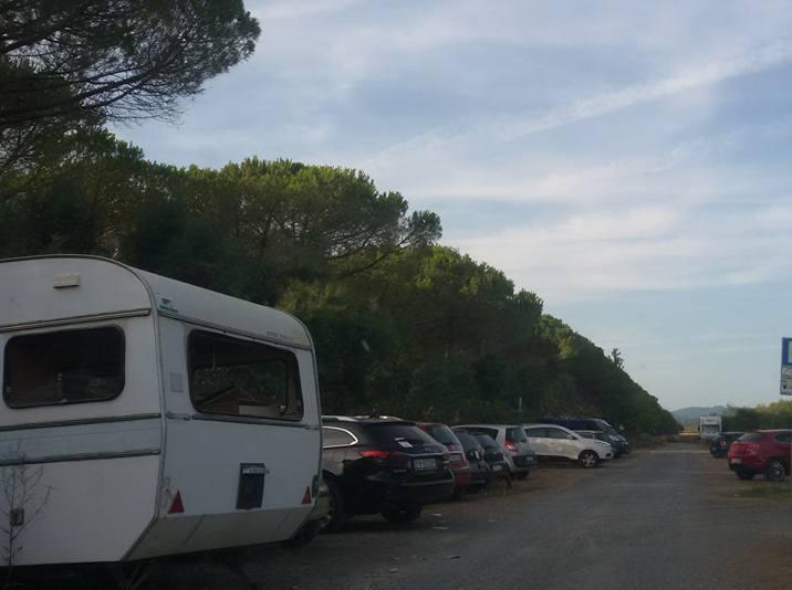 Rifiuti abbandonati nei parcheggi pubblici 