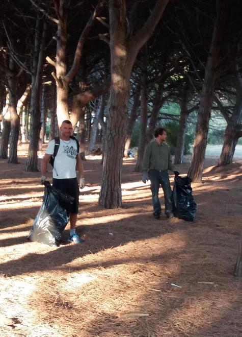Pineta piena di rifiuti i cittadini organizzano la pulizia “fai da te” 