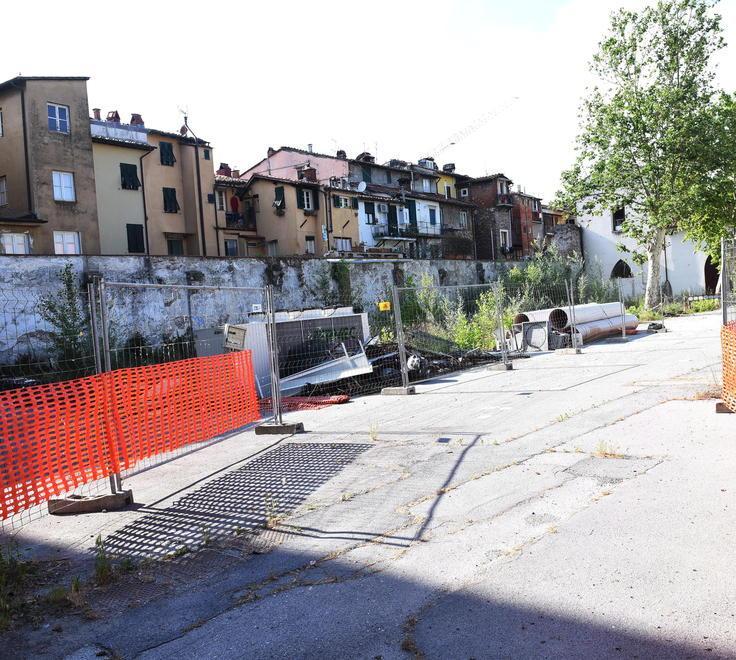 I residenti: una discarica alla ex caserma Lorenzini 