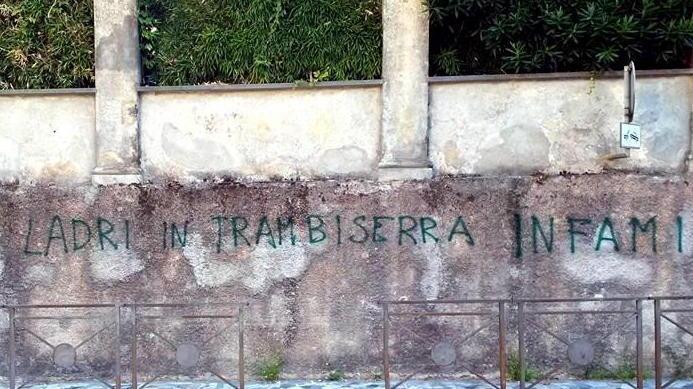 Scritte diffamatorie scatta la denuncia