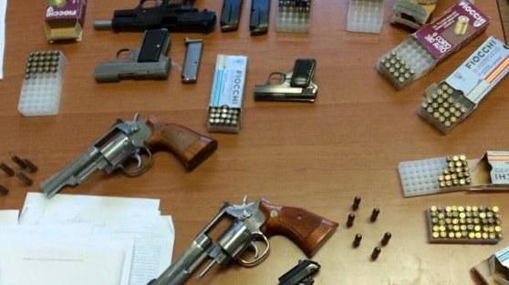 Negoziante estrae la pistola per difendere una donna
