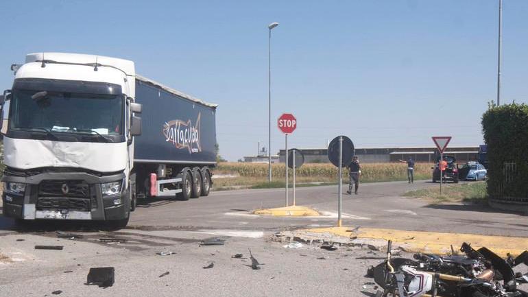 Muore in moto contro un tir