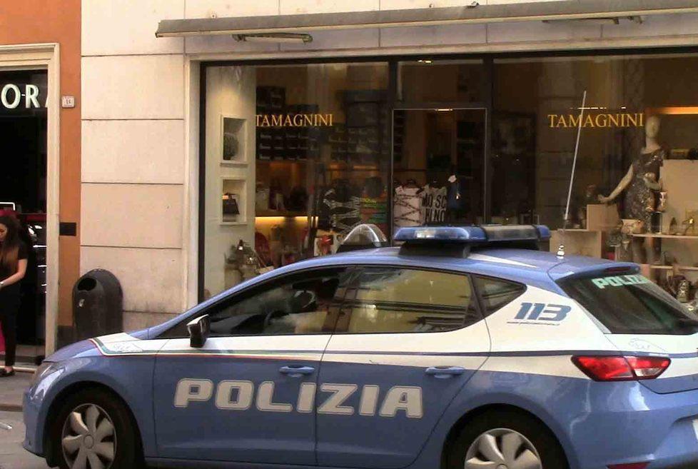 Collane strappate a due persone 