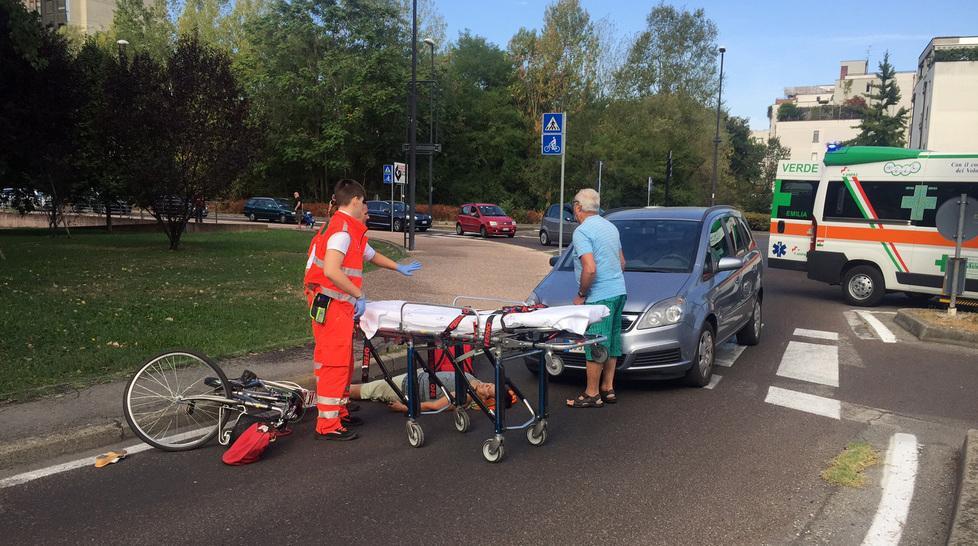 Ciclista investita sulle strisce a Buco del Signore