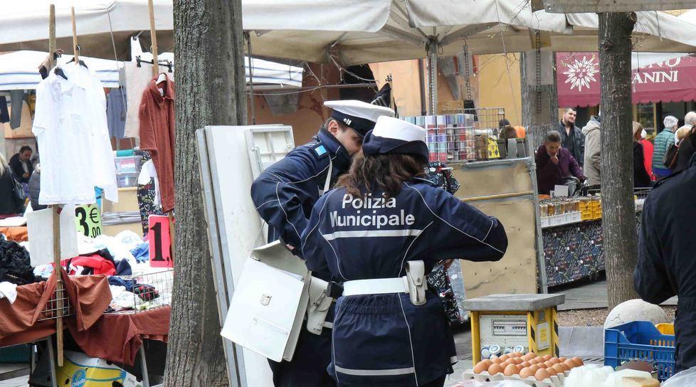Mercato, scappa e lascia 45 paia di occhiali falsi 