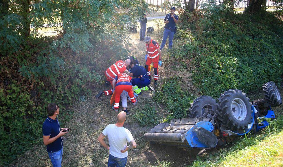 Si ribalta con il trattore e si salva per miracolo 