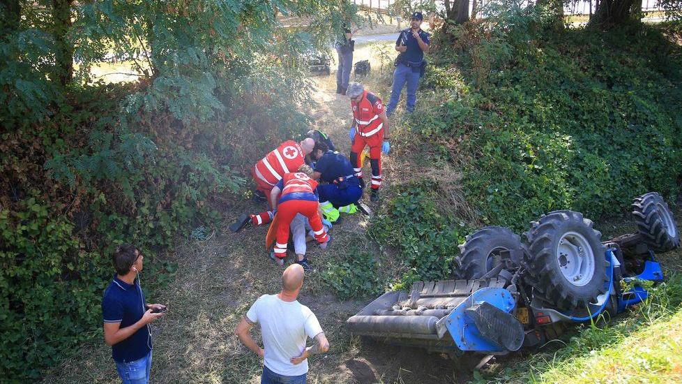 Si ribalta con il trattore e si salva per miracolo