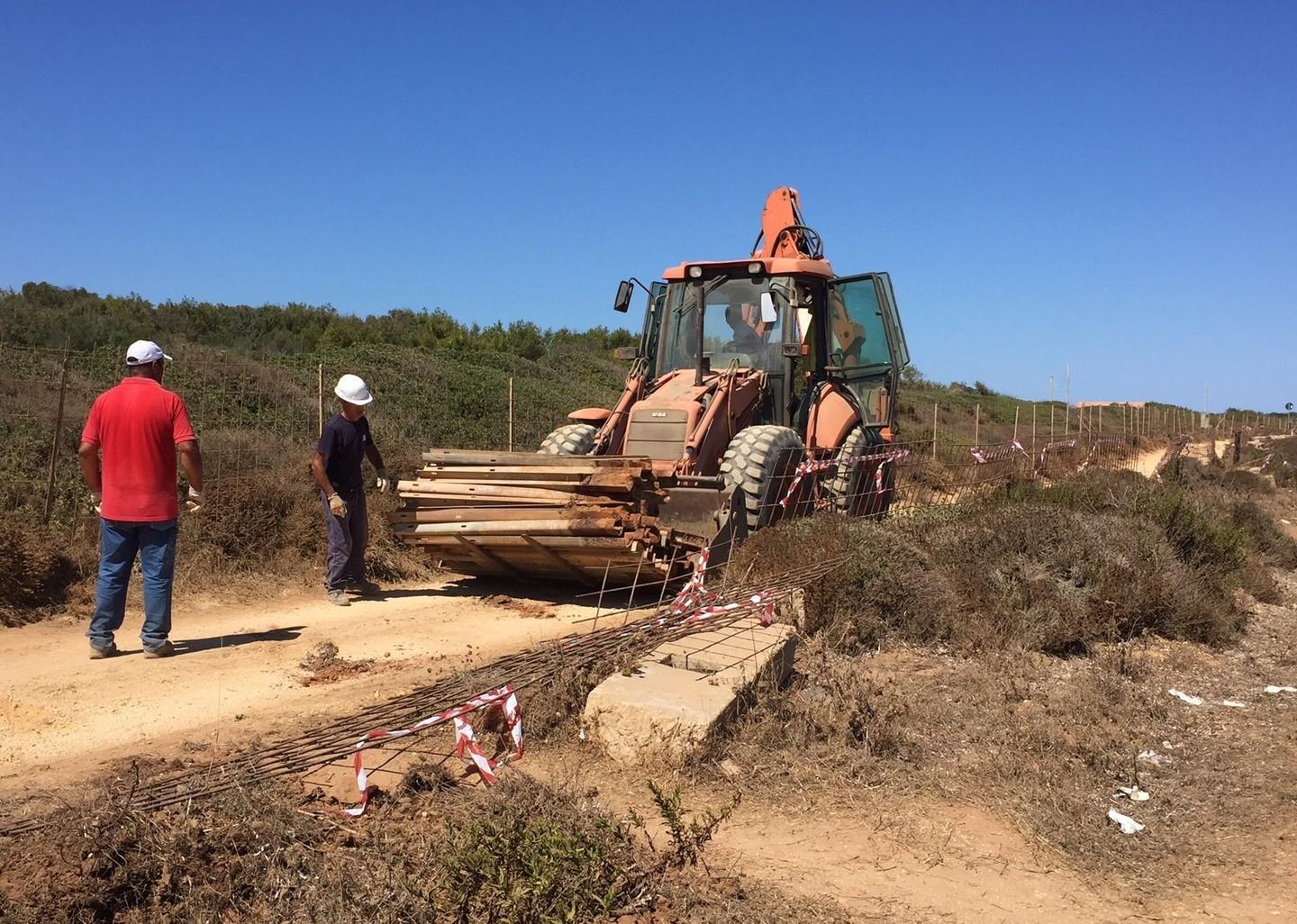 Ezzi Mannu, spiaggia liberata: giù la recinzione sotto i colpi delle ruspe 
