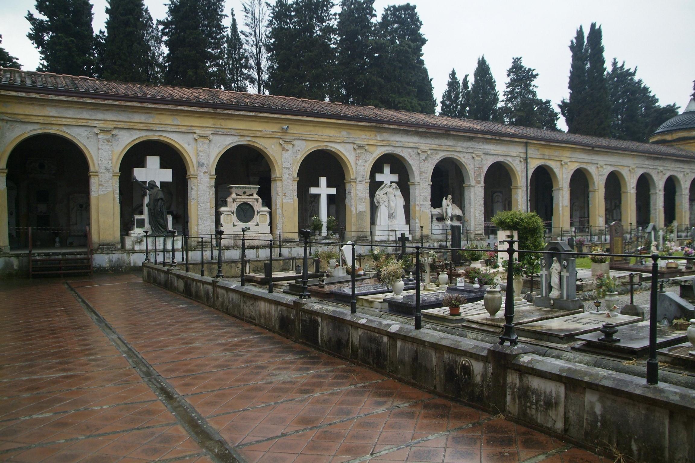 Sant’Anna, al cimitero sono a rischio due banchi dei fiori 