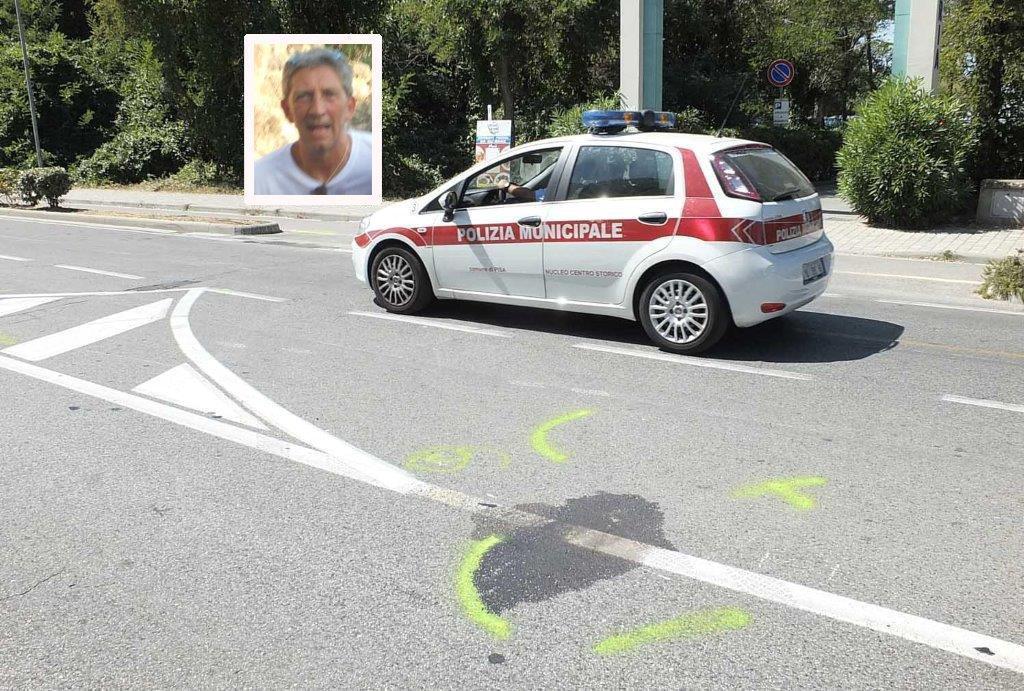 Il punto di impatto tra scooter e pedone e nel riquadro la vittima Fabrizio Barducci