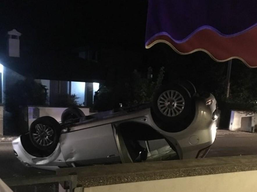 Auto si rovescia, tragedia evitata a Berra