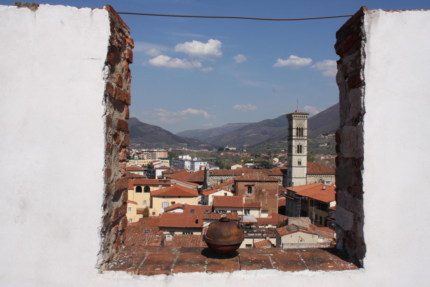Una veduta di Prato dai tetti