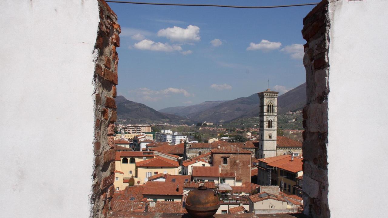 Una veduta di Prato dai tetti