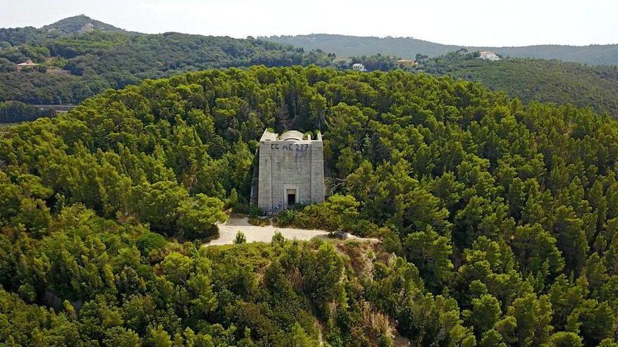 Monumento a Ciano, quella macchia nera lungo il secolo rosso - Le foto