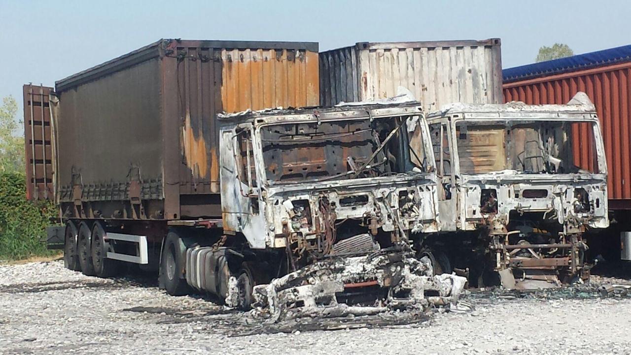 Bagnolo, camion distrutti dalle fiamme. "Le cause sono accidentali"