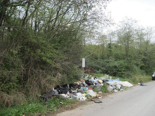 IL PRECEDENTE: rifiuti abbandonati sempre a Badia Pozzeveri (foto archivio)