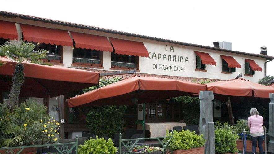 Ruba in Capannina, i clienti lo picchiano