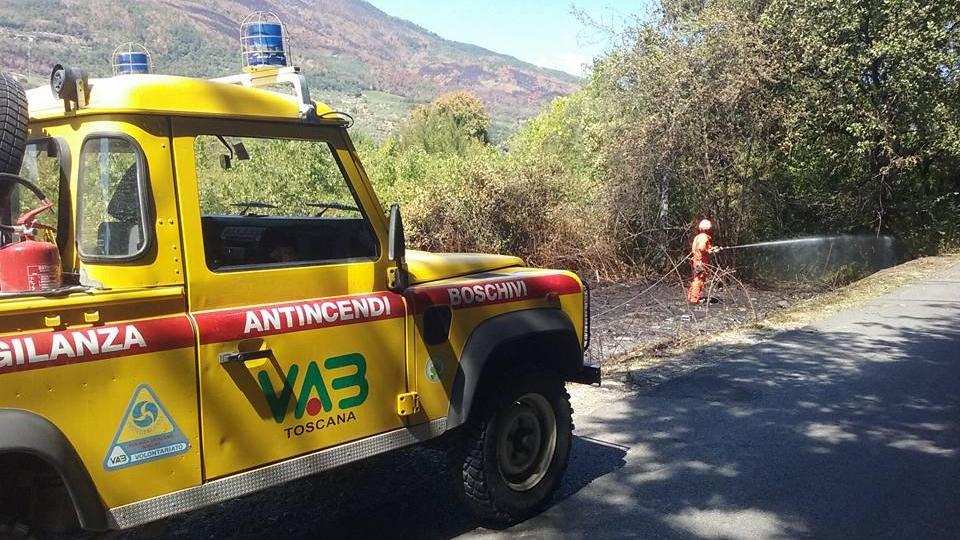 Le fiamme in via Bicchieraia a Montemurlo