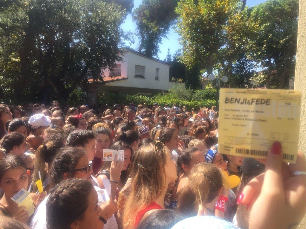 Le fans di Benji e Fede a Villa Bertelli nella foto di Barbara Cardini