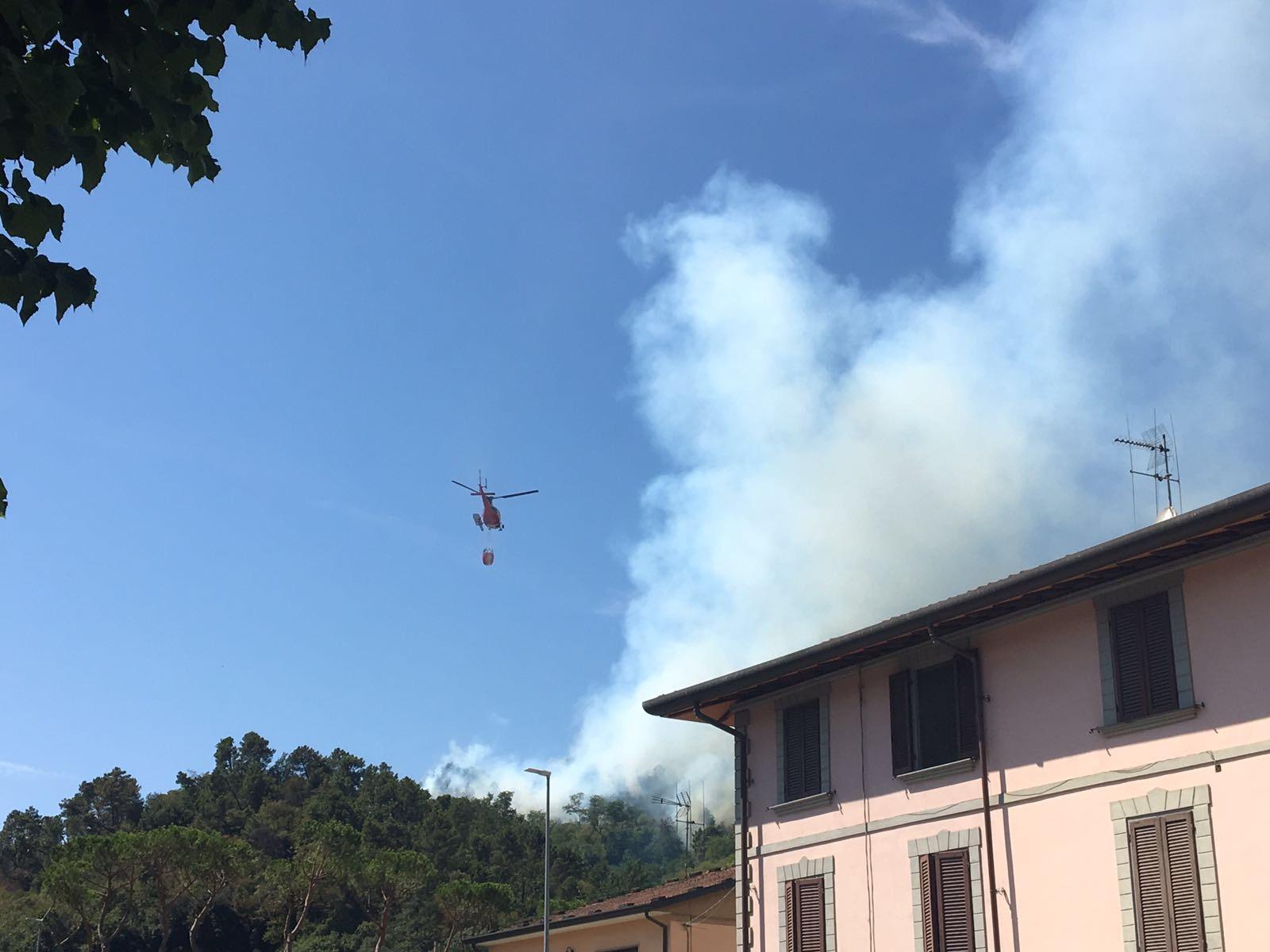 Un elicottero in azione sull'incendio