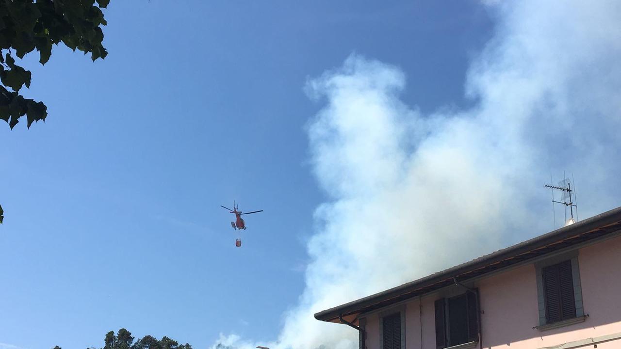 Un elicottero in azione sull'incendio