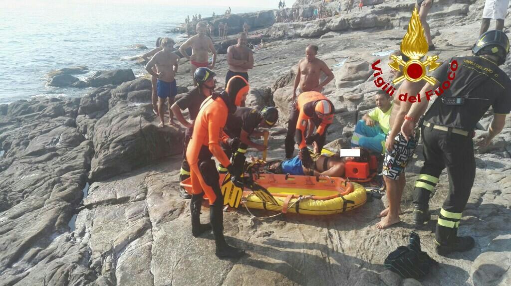 Cade agli "Scogli piatti", giovane bagnante soccorso 